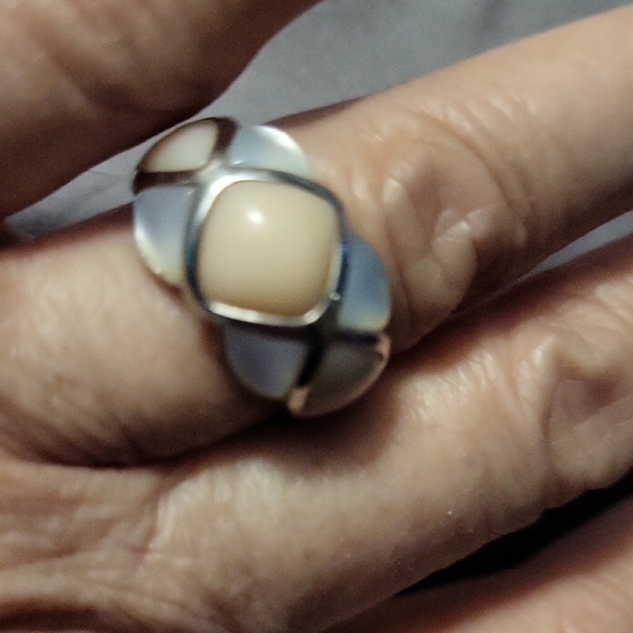 Chic MOONSTONE and Pink Coral Ring in 14 kt gold. 8.1 grams